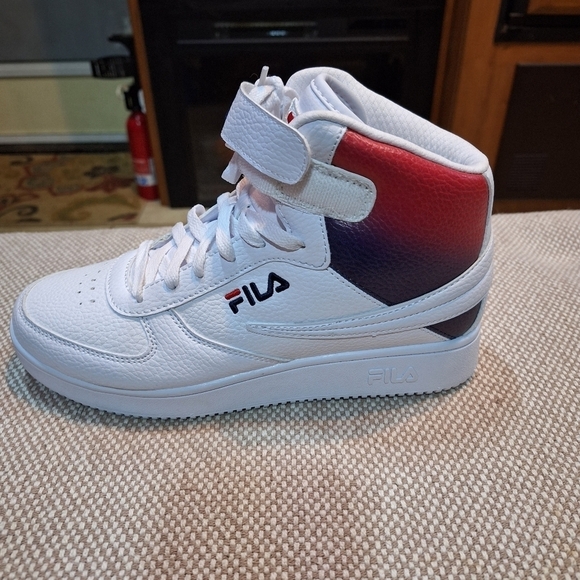 Fila High Tops men\'s size 7.5 NWOT. White with red ombre accent.